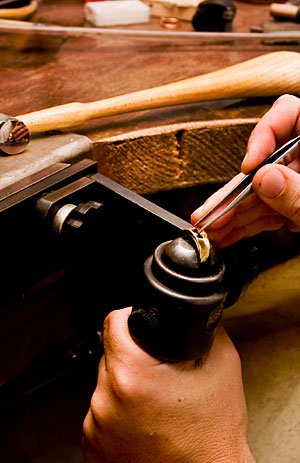 Goldschmiede bei Juwelier Nußstein